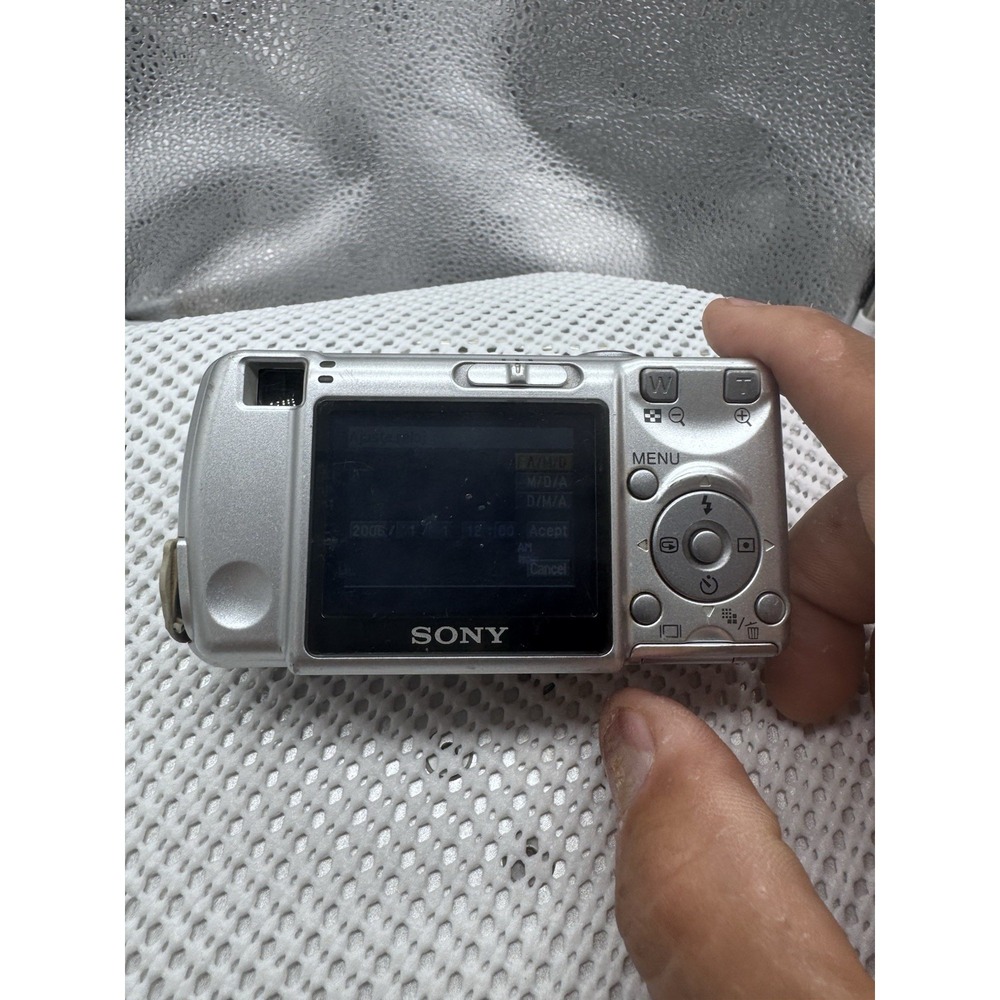 Sony Cyber-shot DSC-S600 6MP Digital Camera Silver Zeiss Lens Partially Tested